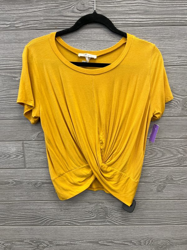 Top Short Sleeve By Clothes Mentor In Yellow, Size: M on Sale