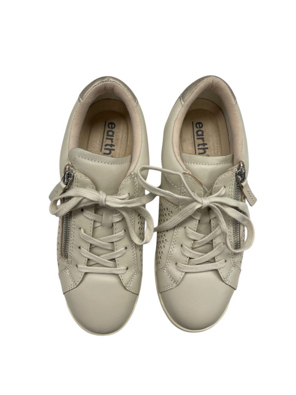 Shoes Sneakers By Earth In Cream, Size: 8.5 For Discount