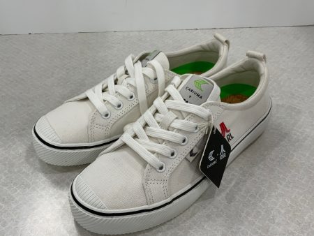 Shoes Sneakers By Cariuma In White, Size: 8.5 Online