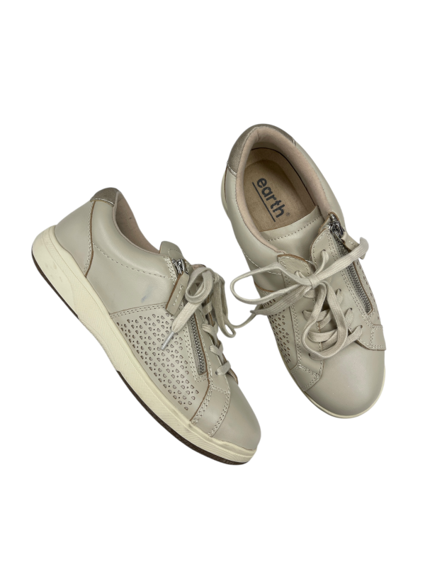 Shoes Sneakers By Earth In Cream, Size: 8.5 For Discount